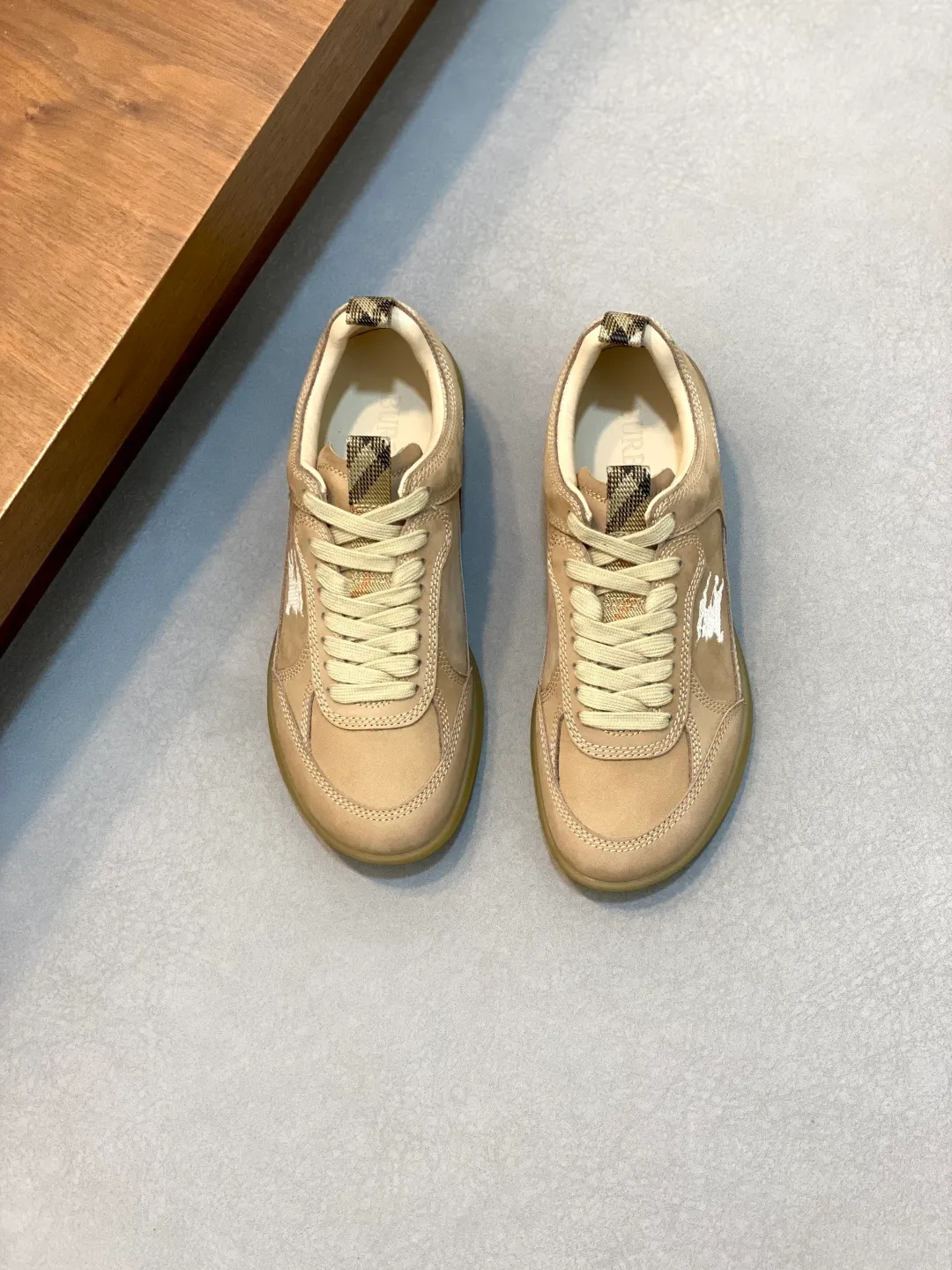 Men's men's shoes 💰660 𝐁𝐔𝐑𝐁𝐄𝐑𝐑𝐘# Burberry's new war horse plaid casual sneakers, new terrace casual sneakers·Burberry (Burberry) classic elements, super comfortable shoes··Knight blue non-slip soles. Finally I saw the latest diagonal checkered sneakers. The colors are really good-looking and can be matched with any way. Sneakers in cotton blend. Crafted in an Italian workshop, it features a worsted Burberry check pattern. Featuring a mesh lining and checkered laces, the rubber sole features the archive Burberry monogram. From Burberry's iconic collection, these wardrobe staples are interpreted with the brand's signature style. The round toe and tongue are embellished with the Equestrian Knight logo (EKD) label, leather insole, and the sole is embellished with the Burberry letter logo size: 38-44 (customized for 45 and 46)